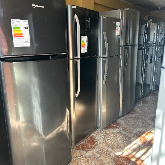 Fila de refrigeradores en prueba
